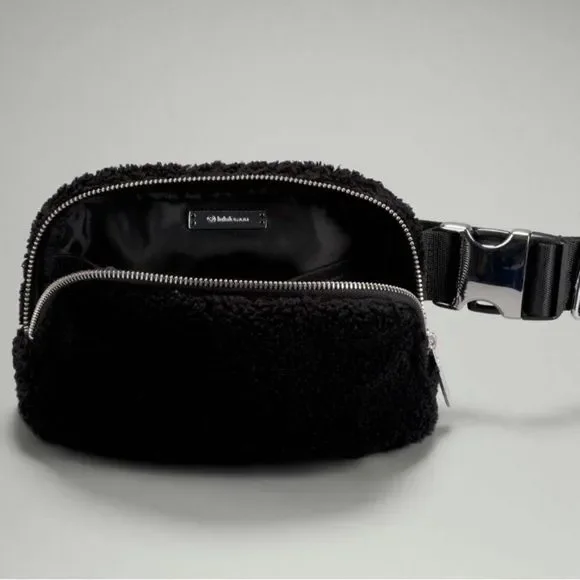 NEW Lululemon Everywhere Belt Bag Black Fleece 1L - Picture 5 of 16